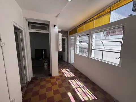 PH 2 amb muy luminoso c/PATIO propio, en P.Baja interno, 1 de 3 x pasillo, sin expensas, 1 mascota ok, consulte!