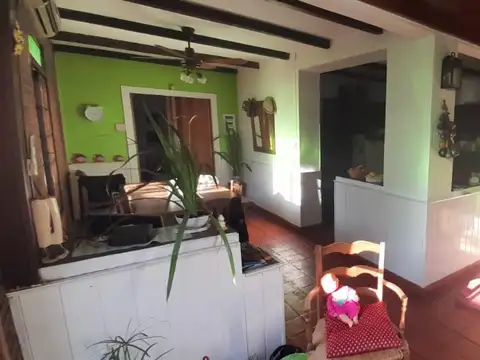 Casa 4 ambientes con 2 baños