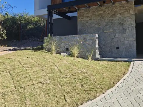 VENDO CASA MODERNA FUNCIONAL, LUMINOSA  VISTAS PRIVILEGIADA