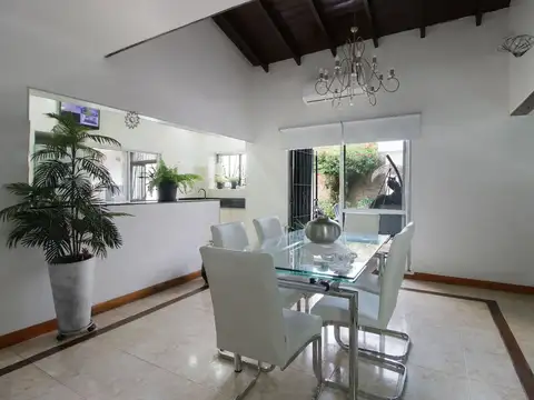 Casa en Venta con 2 cocheras