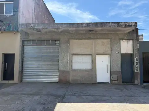 Galpón con local comercial en alquiler, villa Raffo