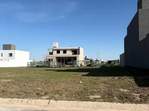 LOTE EN DOCTA AVENIDA