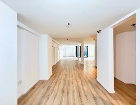 Venta amplia oficina comercial en Abasto. 112 m2.