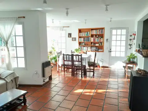 Casa 6 ambientes con 2 baños