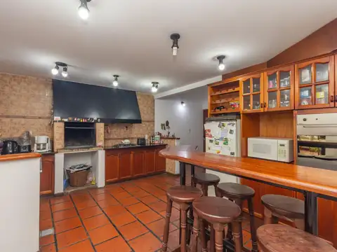 Casa 6 ambientes con 2 baños