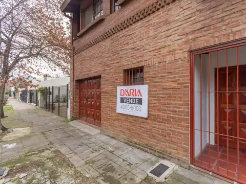 Casa en venta en Beccar de 4 dormitorios, entre Vias y Libertador, jardín, pileta.
