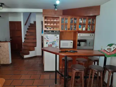 Casa 6 ambientes con 2 baños