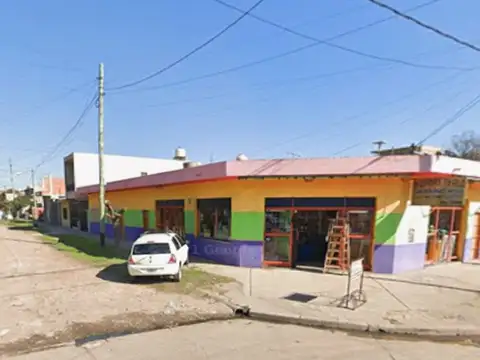 OPORTUNIDAD DE INVERSIÓN   . LOCAL + 3 DEPTOS de 2 amb. +  Espacio Aéreo p/construir