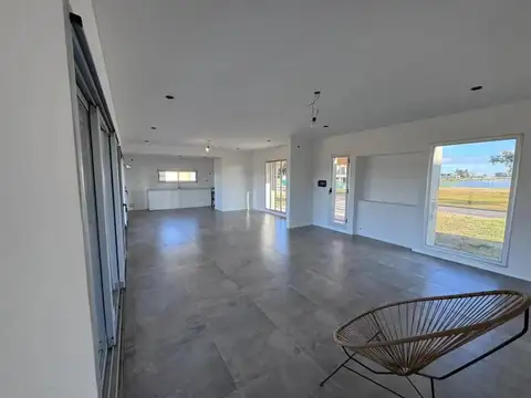 Casa 4 ambientes con 3 baños