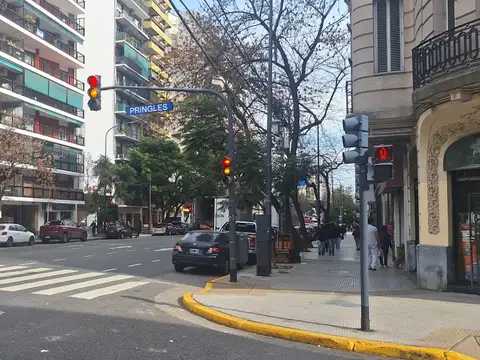 EXCELENTE LOCAL CON AMPLIO FRENTE.