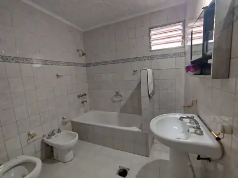 CASA DE 5 AMBIENTES SOBRE AZCUENAGA 4900