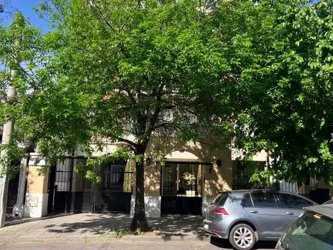 AMPLIO DTO 2 AMBIENTES CON COCHERA