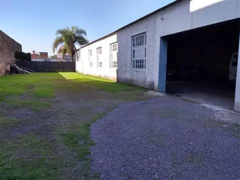 GALPÓN ACTUALMENTE SE UTILIZA PARA COCHERAS CON CASA DE 3 AM