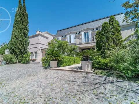 Casa en Alquiler con 8 cocheras