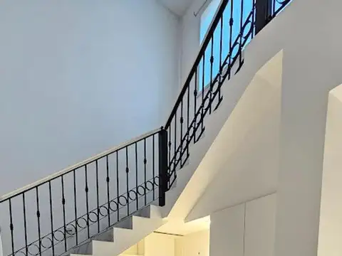 Casa en Venta con 4 cocheras