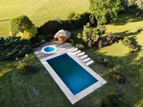 Campo con casa y caballerizas en venta