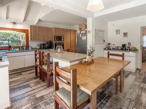 Casa 6 ambientes con 2 baños