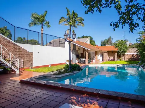 Venta Casa 6 ambientes con amplio parque y piscina en Haedo.