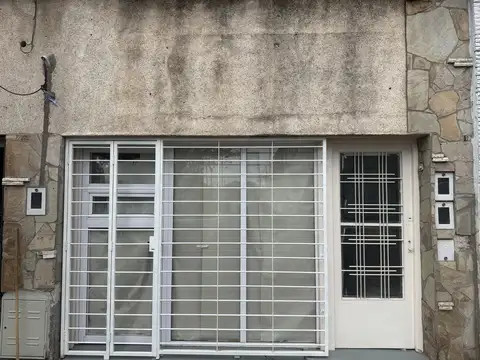 Casa con local Junin 5500