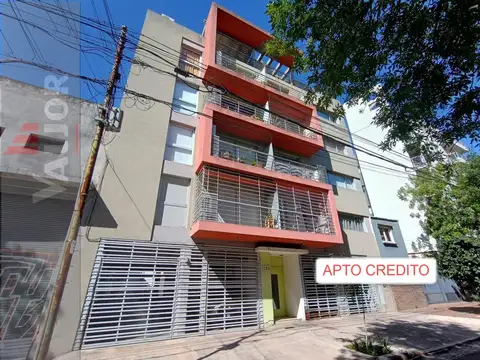 Departamento de 2 ambientes al frente con balcón y Cochera Fija 