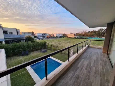 Casa en Venta con 3 cocheras
