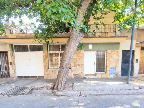 Venta Casa más Departamento en Ciudad