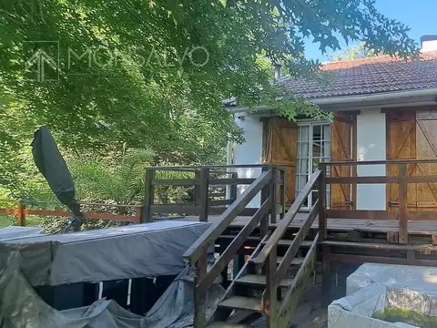 Casa edificada en dos terrenos. Excelente propiedad!