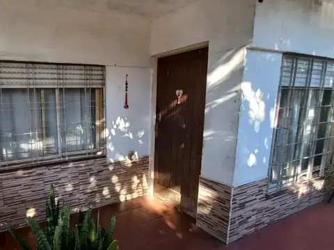 VENTA | Villa Adelina, a 4 cuadras de Panamericana. Casa con 3 unidades para vivir y alquilar.