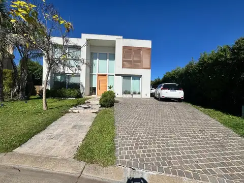 Casa moderna en Barrio Los Alisos