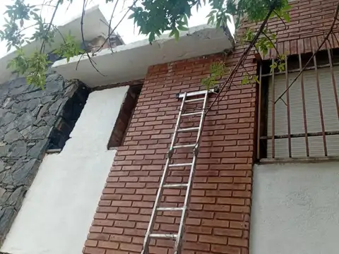 Casa 7 ambientes con 2 baños