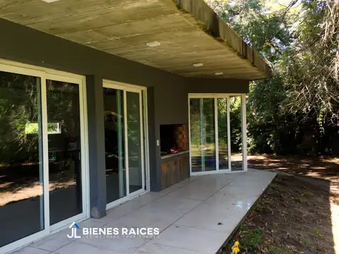 Casa 5 ambientes con 2 baños