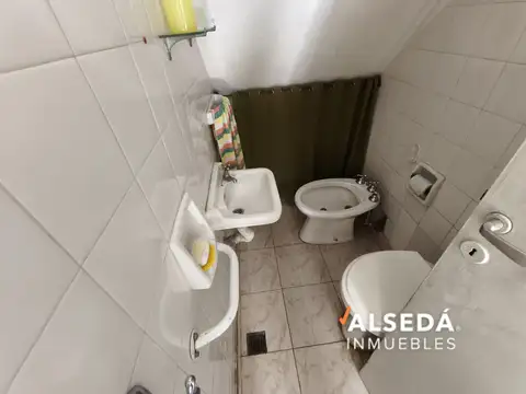 Casa de pasillo de 2 dormitorios en venta NO PH !