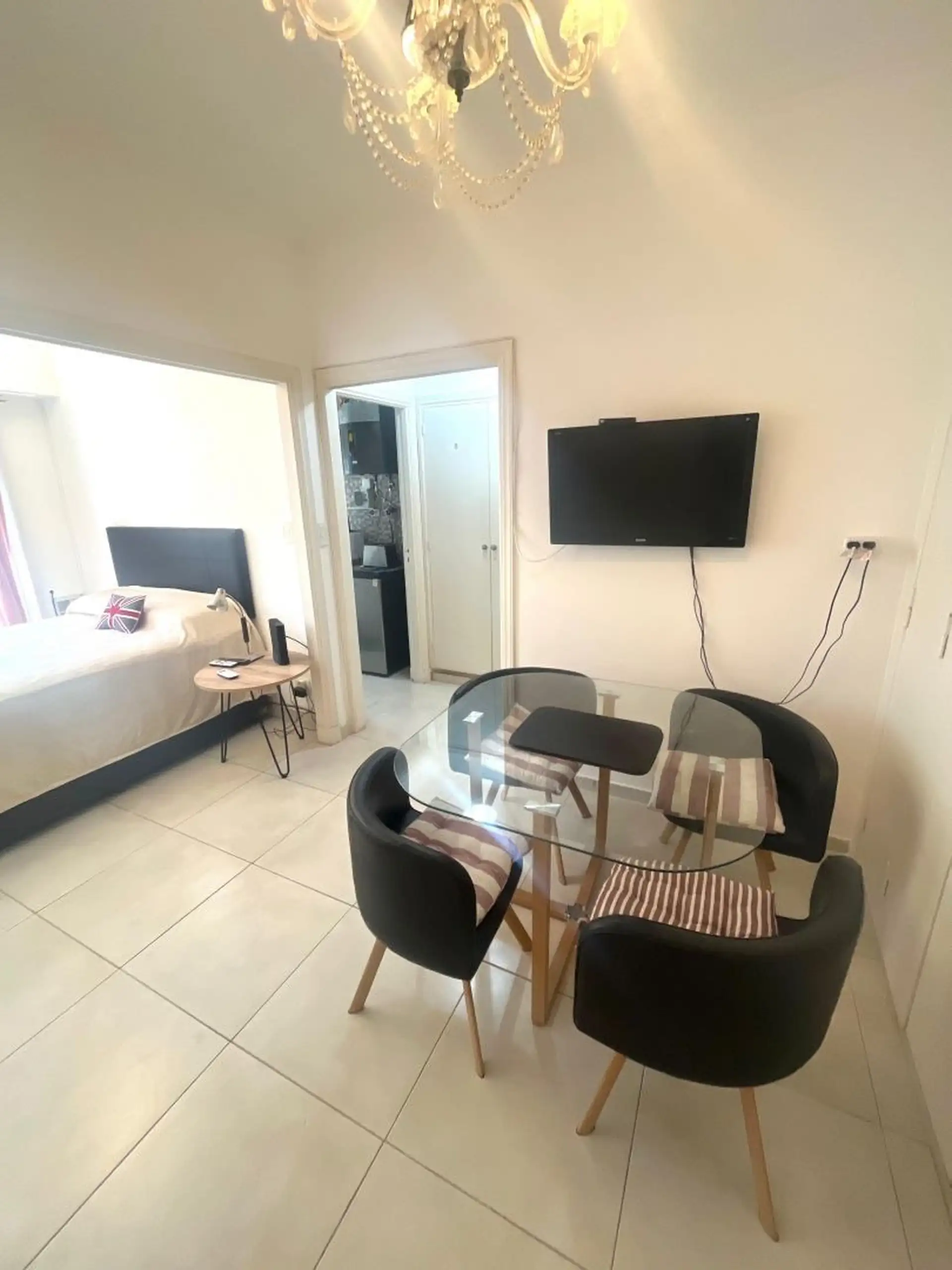 Monoambiente en venta con balcón francés - Plaza Colón