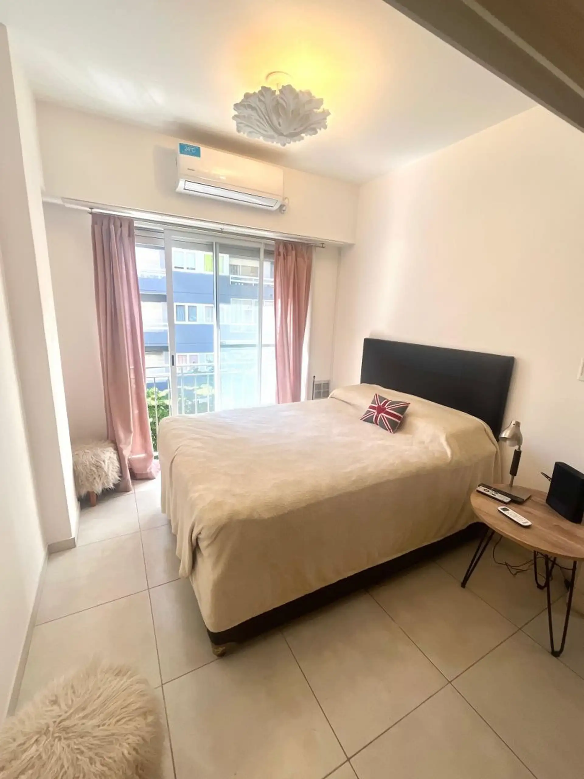 Monoambiente en venta con balcón francés - Plaza Colón