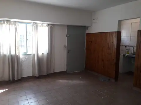 DEPARTAMENTO AL FRENTE, EN PLANTA BAJA   SE ESCUCHAN OFERTAS  URGENTE 