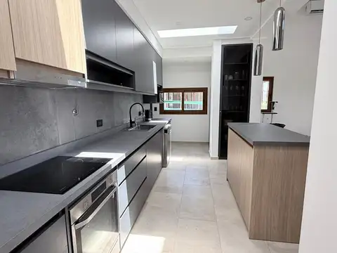 VENTA CASA 5 AMBIENTES AL RIO AMARRA PROPIA, CAZAL