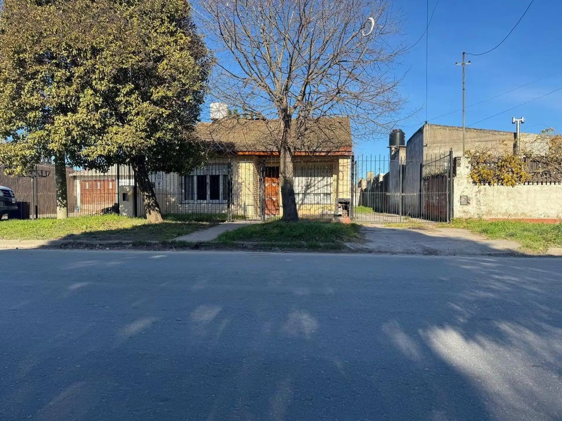 Venta casa tres ambientes parque y entrada de auto