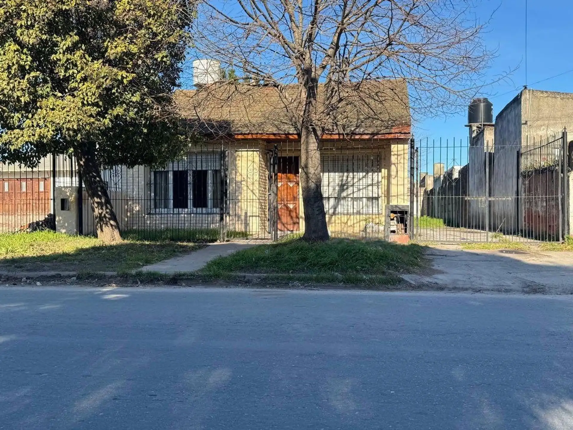 Venta casa tres ambientes parque y entrada de auto