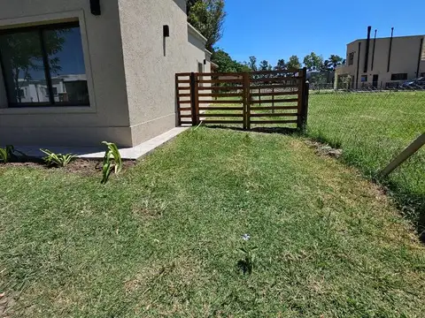 Casa en Alquiler con 3 cocheras