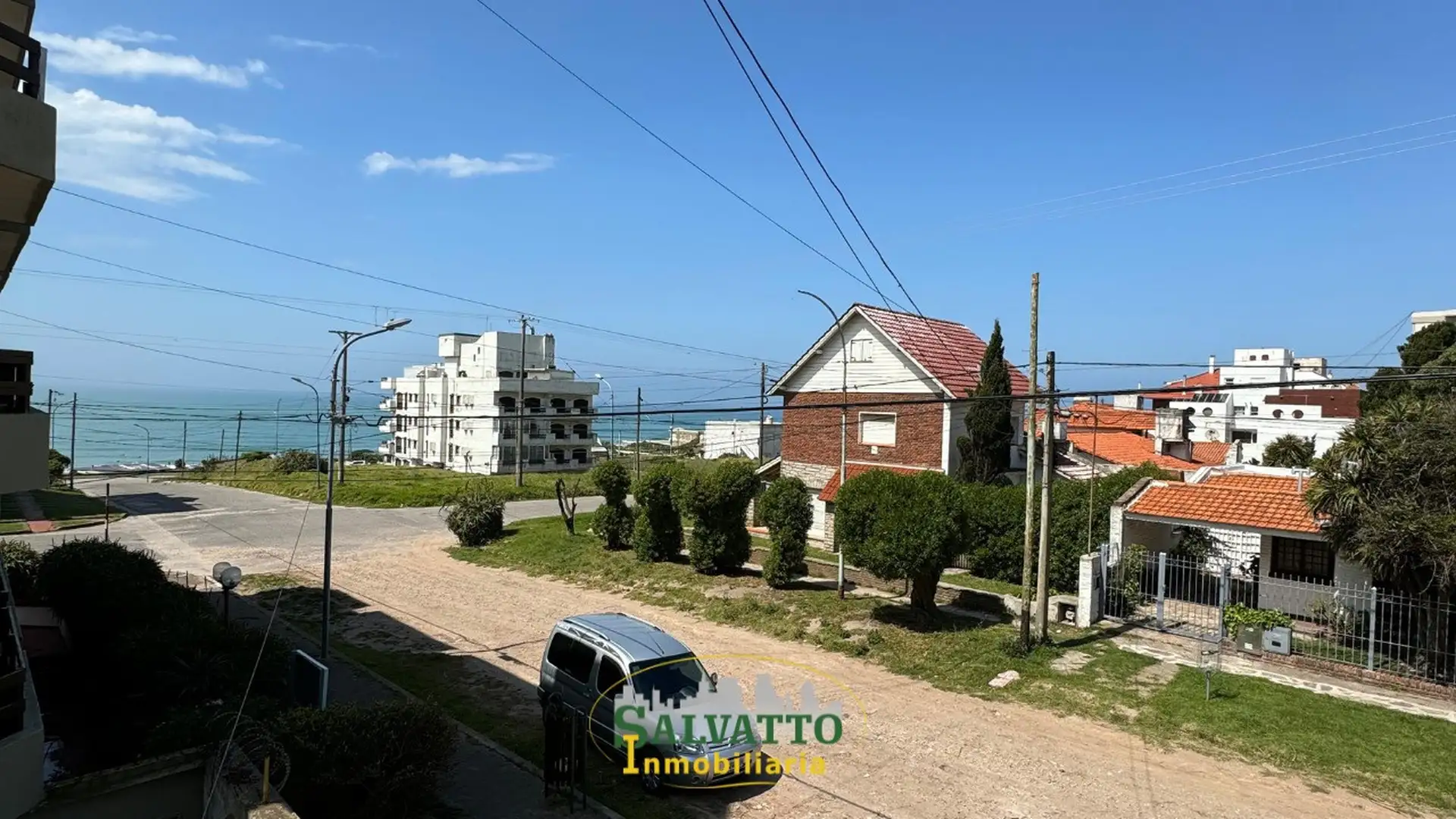 Chalet amplio con lote propio y zonificación R4 en Punta Mogotes
