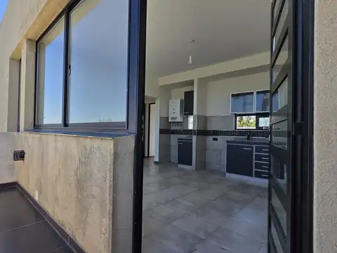 MUY LUMINOSO Y EQUIPADO con cocina, calefactor y placares, TERRAZA COMUN CON ASADOR