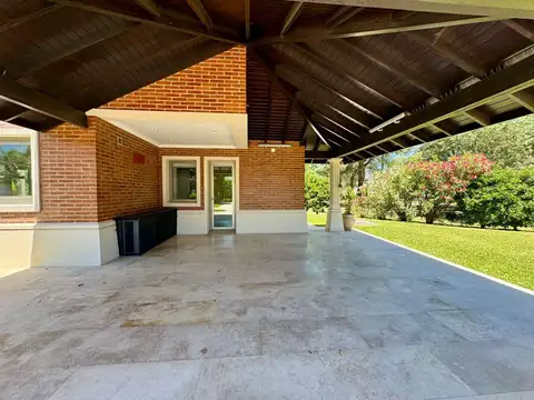 Casa 6 ambientes con 4 baños