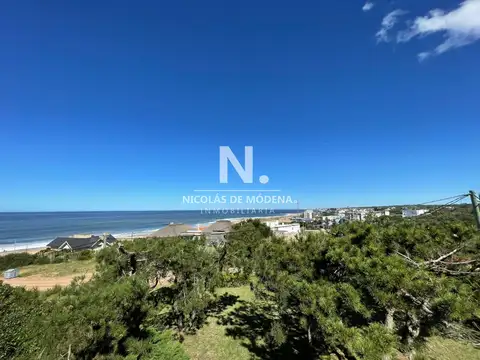 En venta casa frente al mar de 3 dormitorios, en El Chorro- Manantiales, con piscina.