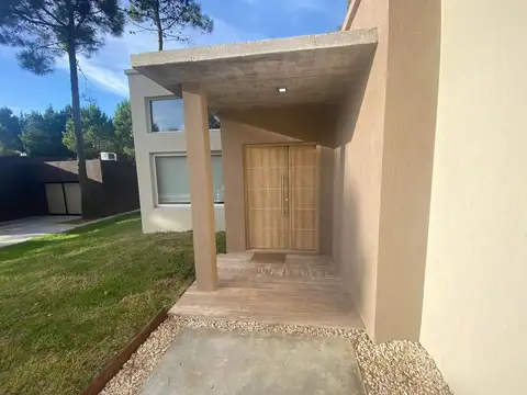 Casa en Alquiler Temporal en Barrio Cerrado Costa Esmeralda, USD 4.000