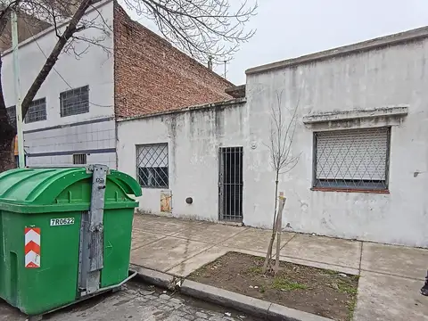 CASA DE 5 AMBIENTES CON PATIO A REFACCIONAR EN LA CALLE CHILAVERT AL 1100, PARQUE CA