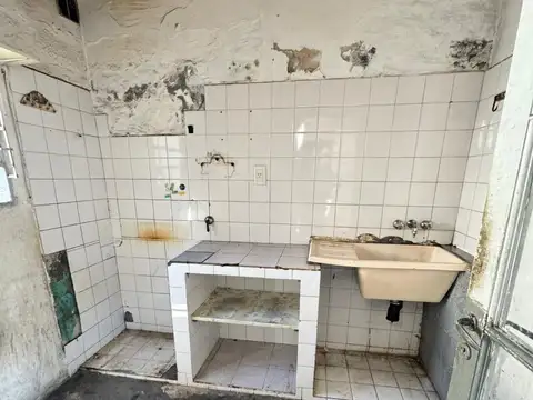 CASA DE 5 AMBIENTES CON PATIO A REFACCIONAR EN LA CALLE CHILAVERT AL 1100, PARQUE CA