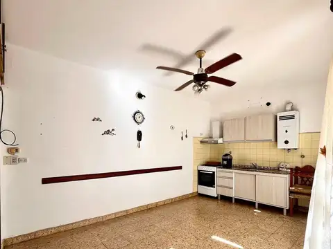 Casa 6 ambientes con 2 baños