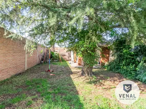 Venta casa 5 ambientes, 3 dormitorios, quincho, pileta, fondo, parrilla en el centro de Escobar