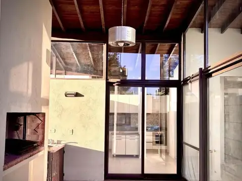 Casa 4 ambientes con 2 baños