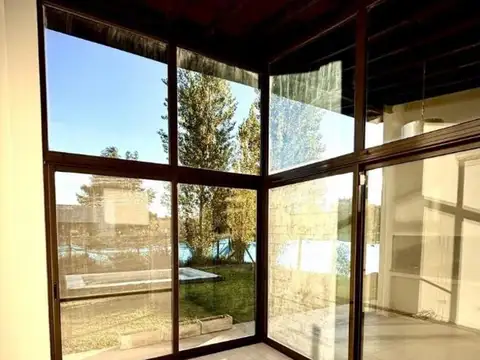 Casa en Venta con 3 cocheras